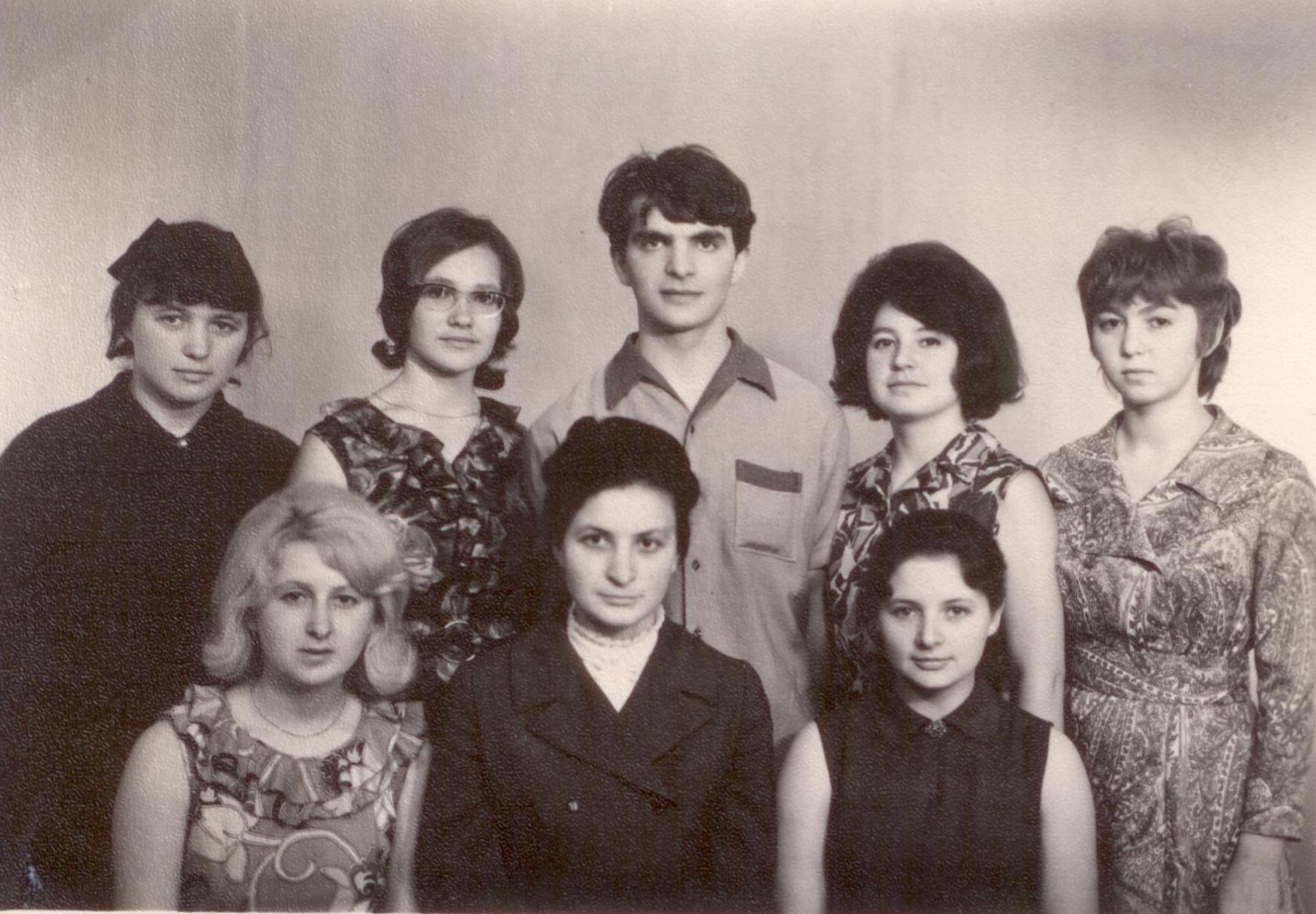 Преподаватель ДХО Пономаренко Г.А. со своими студентами